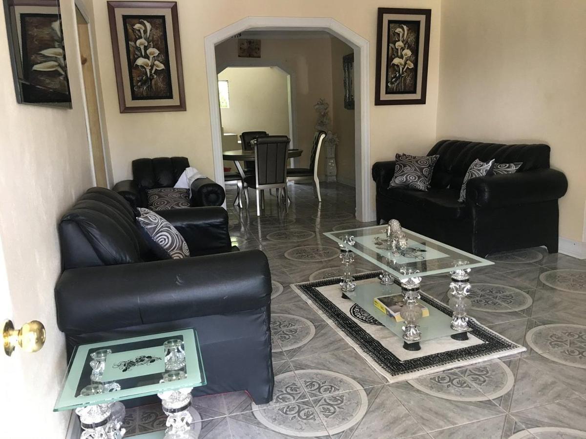 Arms of Charms Guesthouse - Housity
