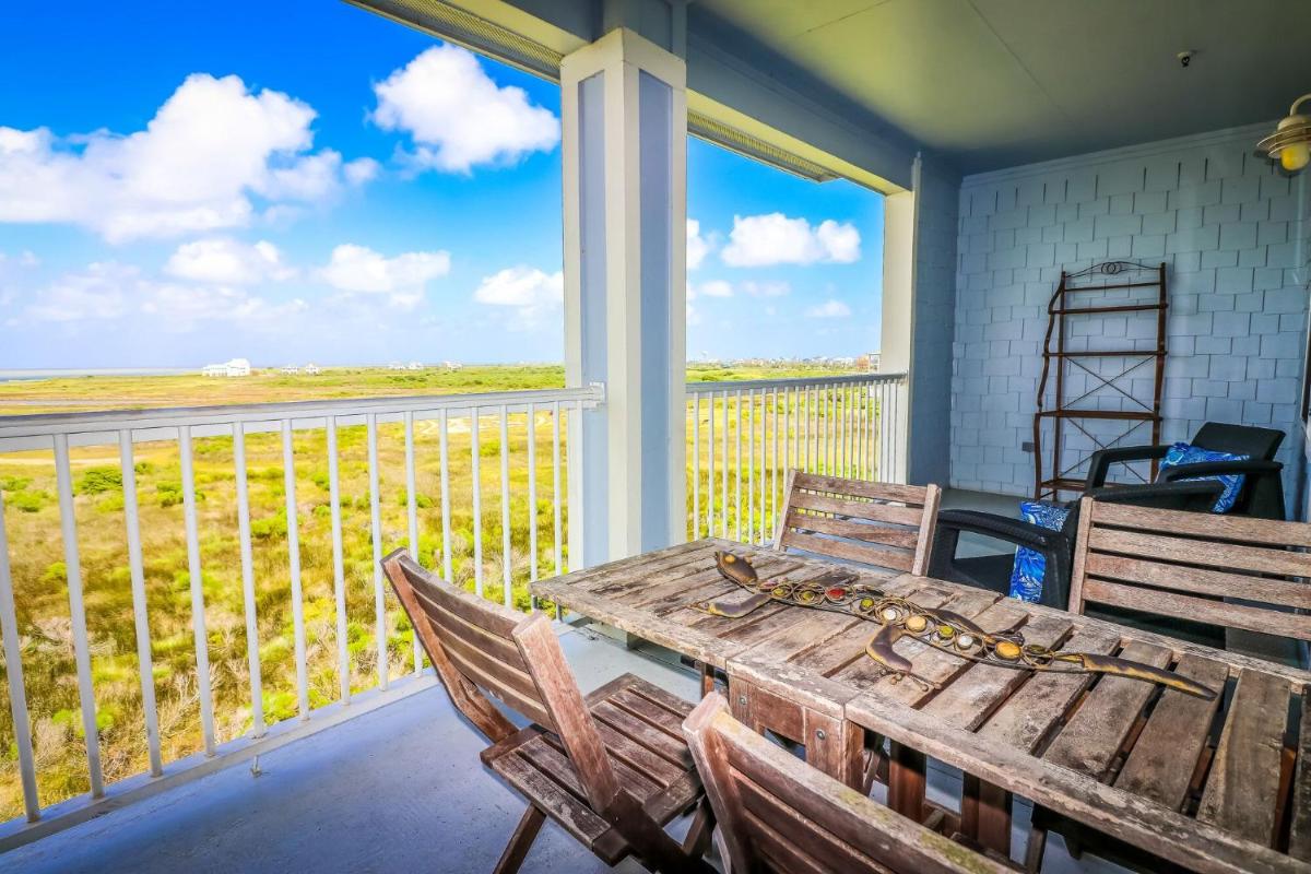 Beautiful two-bedroom with bay views in the lovely Pointe West Resort - Housity