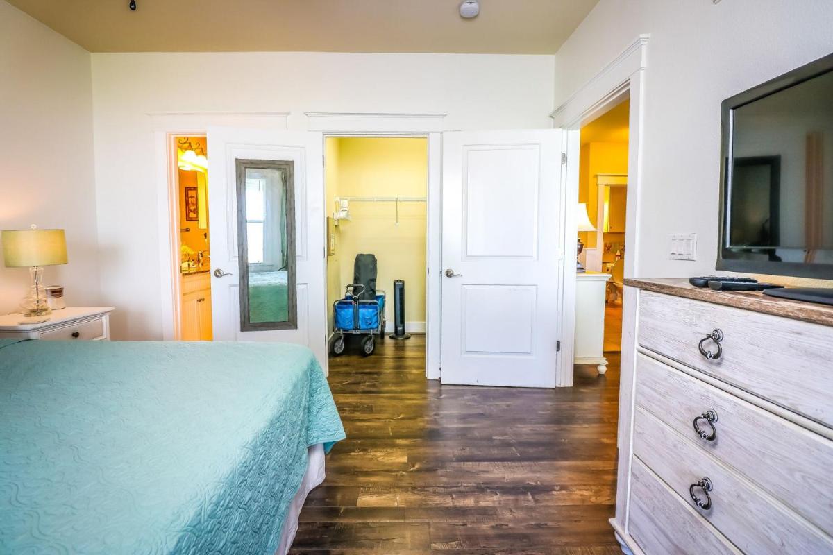 Beautiful two-bedroom with bay views in the lovely Pointe West Resort - Housity