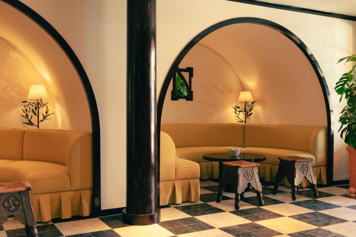 Coin salon dans l'établissement Hotel la Ponche