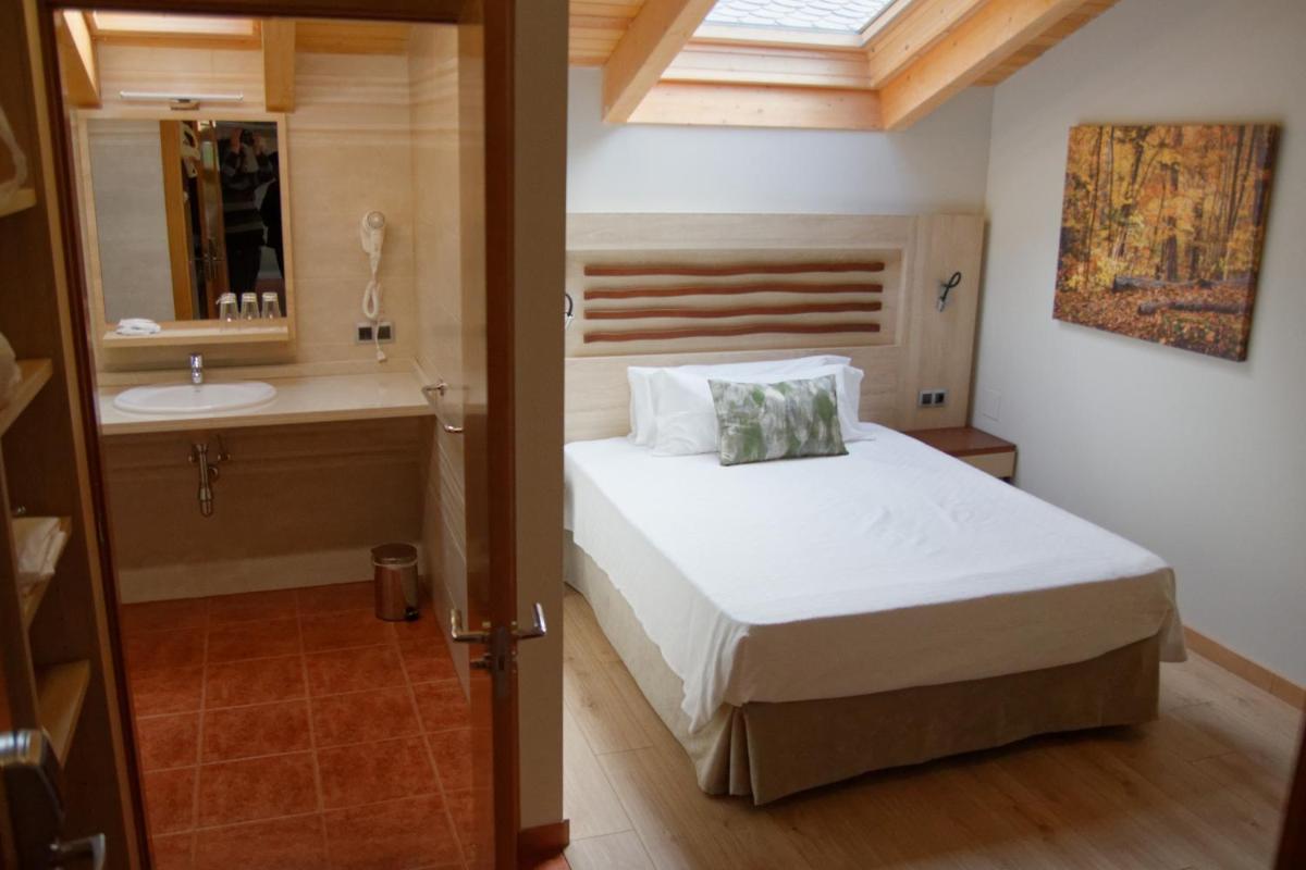 Cama o camas de una habitación en Hotel Rural Las Montañas de Pumar