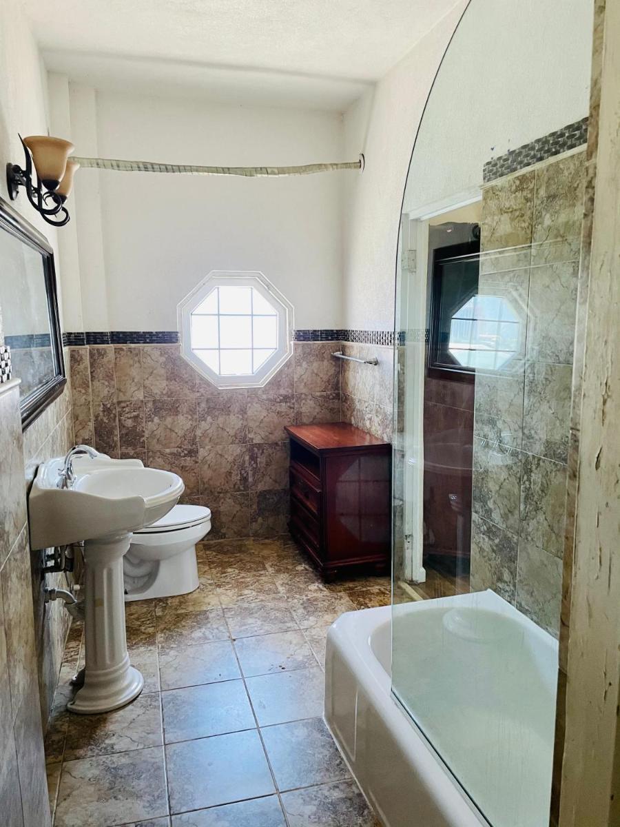 Stunning Condo with 2 balconies on Downtown Nassau - Housity