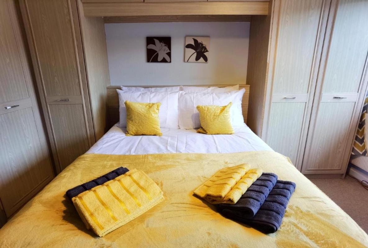 5 bedroomed house available for guests and contractors Wifi Parking - Housity