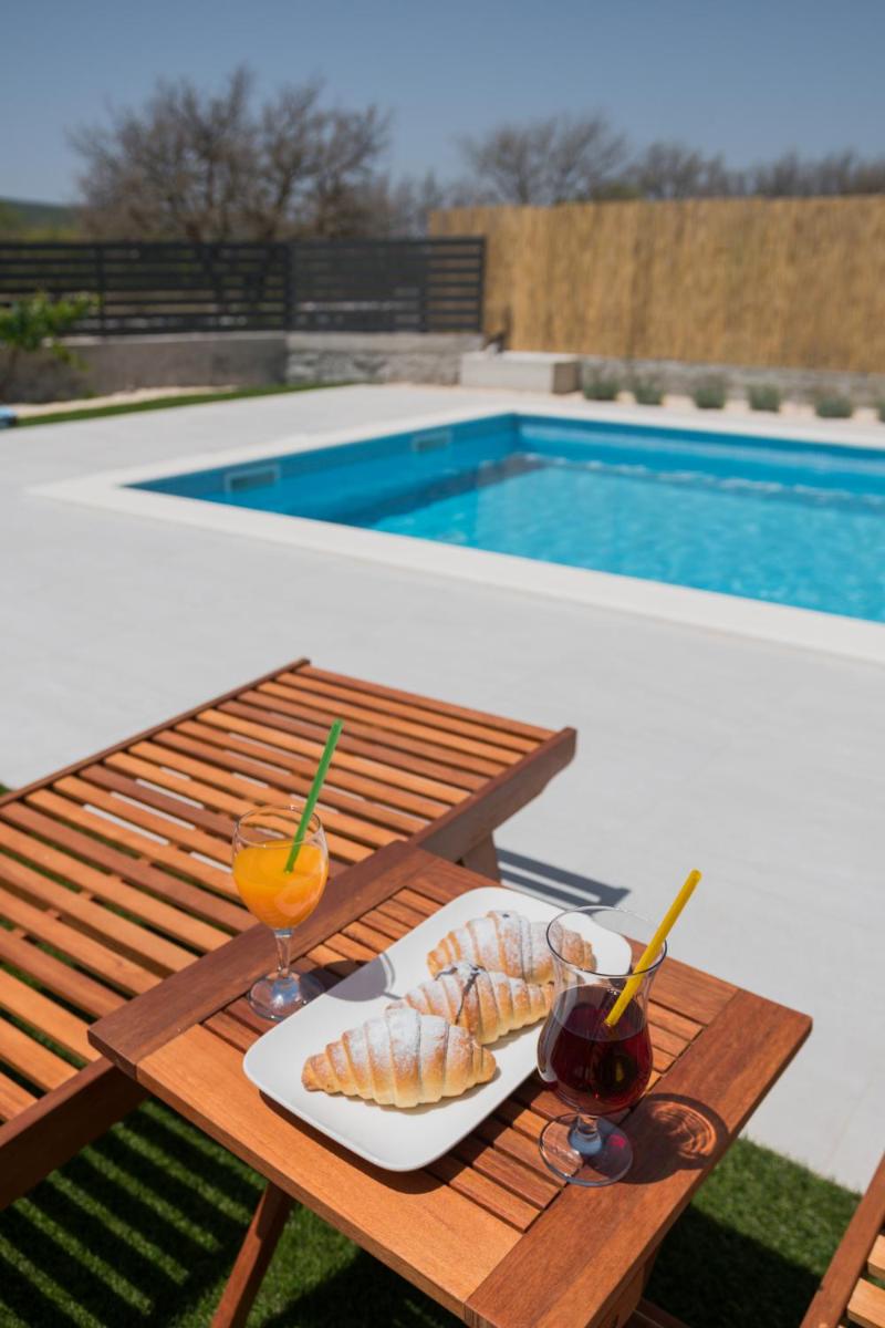 Apartments Brkić, Lozovac Krka NP with Pool - Housity