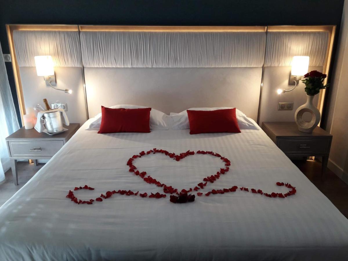 Un ou plusieurs lits dans un hébergement de l'établissement Le Diana Hôtel & Spa