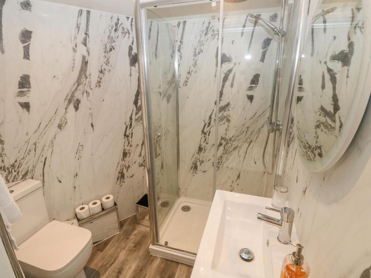 Summer House - Housity