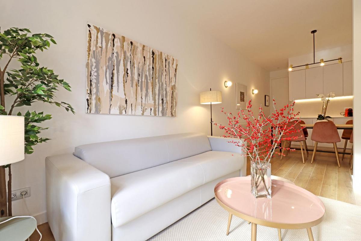 Reina Sofia Boutique II - Housity