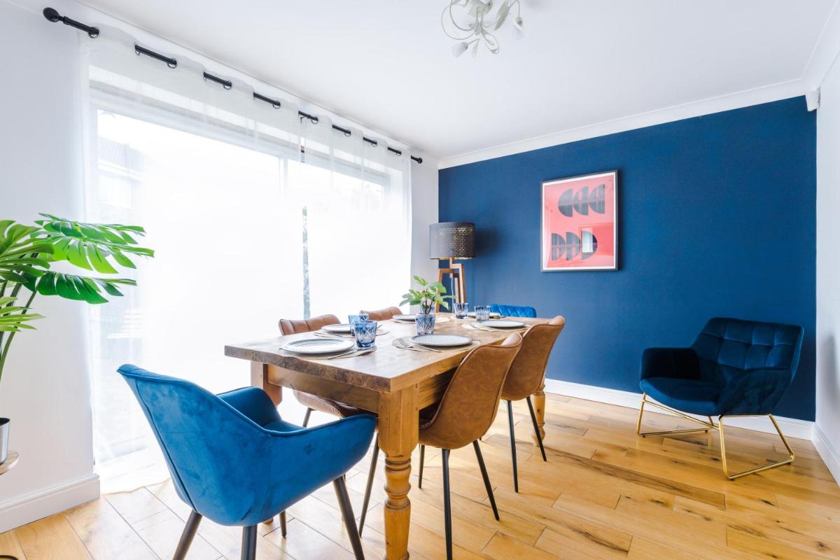Contractors in nuneaton-6 bedroom house, parks 3 - Housity