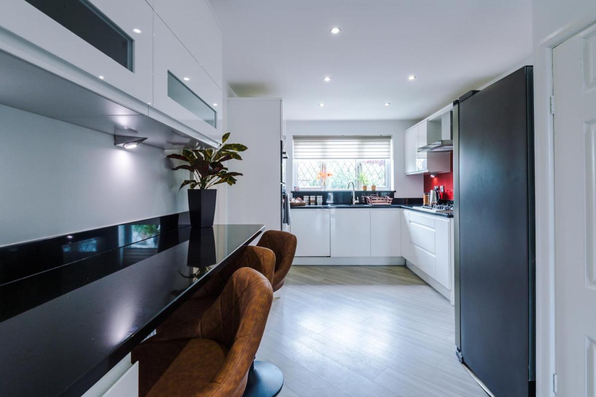 Contractors in nuneaton-6 bedroom house, parks 3 - Housity