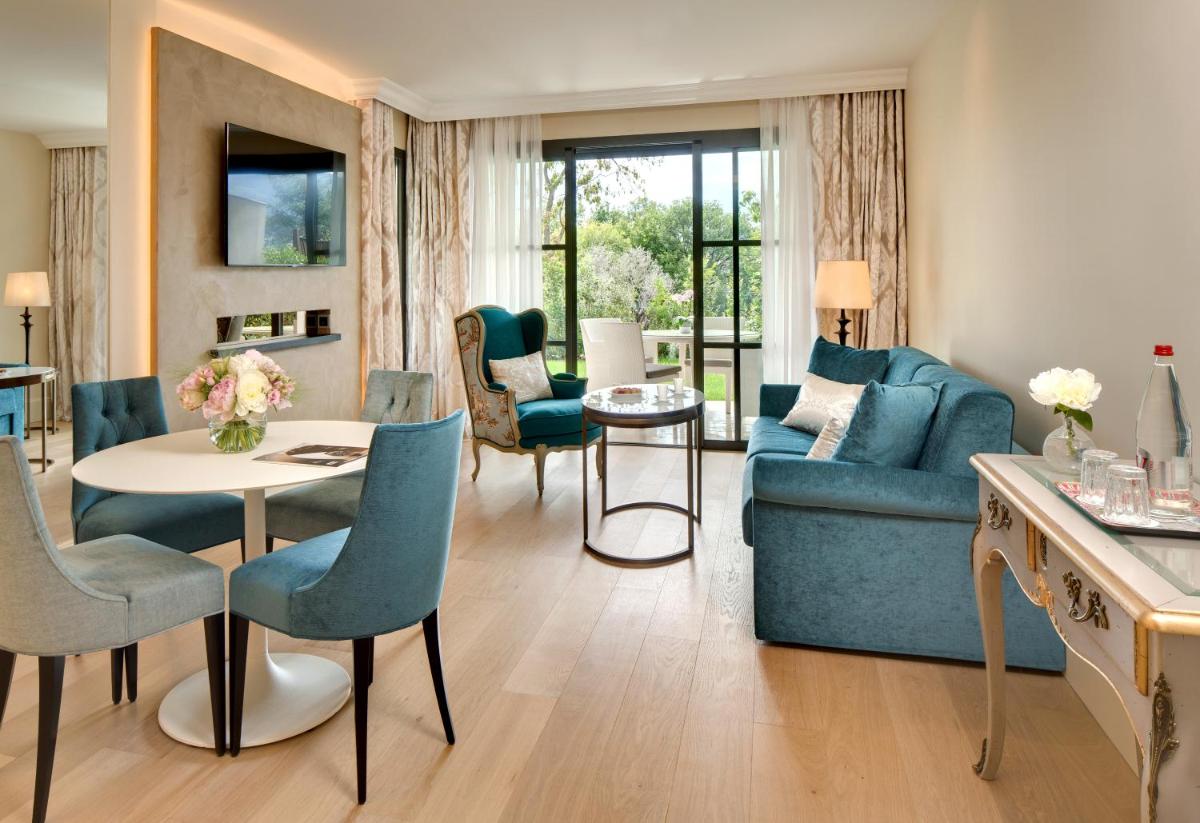 un salon avec un canapé, une table et des chaises dans l'établissement Domaine du Mas De Pierre, à Saint-Paul-de-Vence