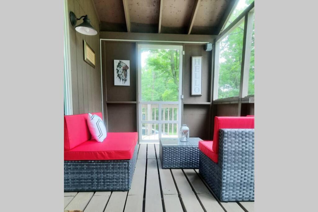Comfort at the Woods-Trendy Cabin - Housity
