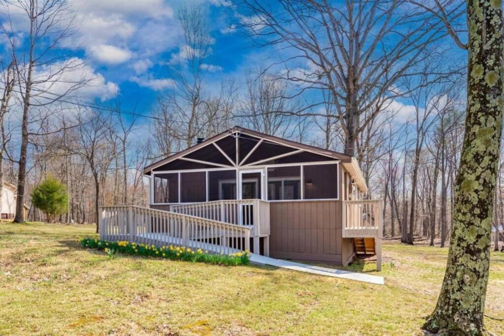 Comfort at the Woods-Trendy Cabin - Housity