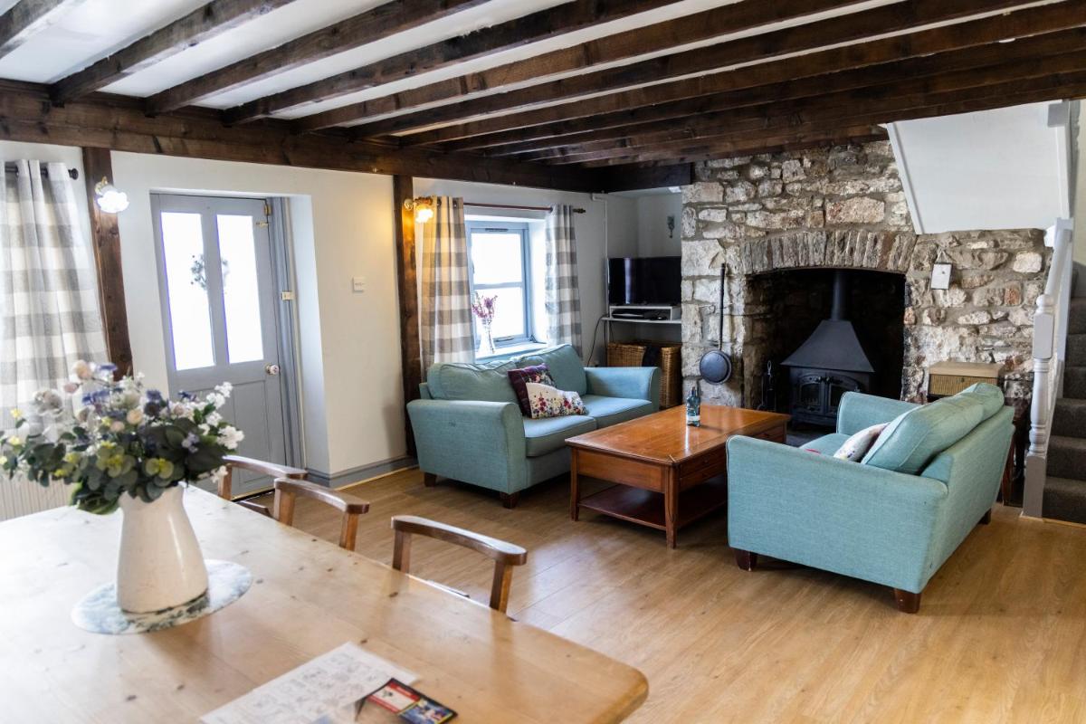 Inglenook Cottage near Porthcawl and Beaches - Housity