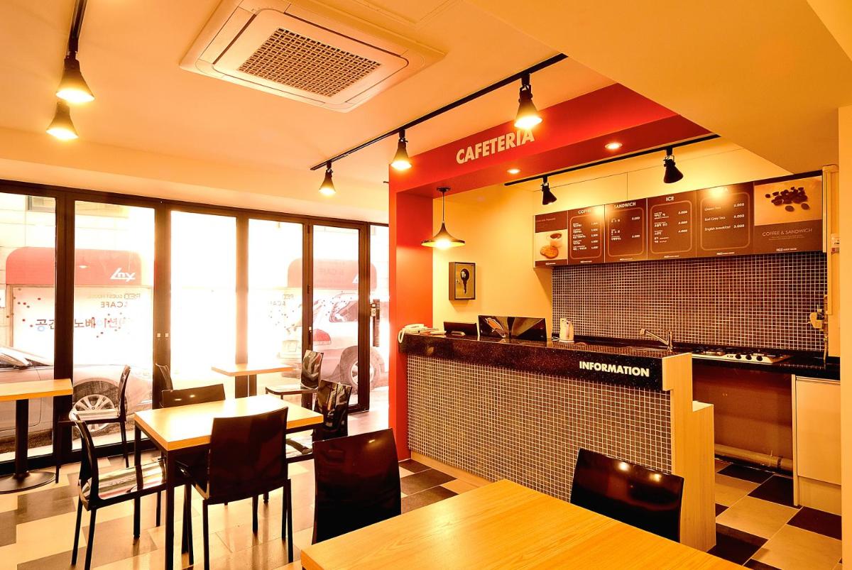 Red Guesthouse - Housity