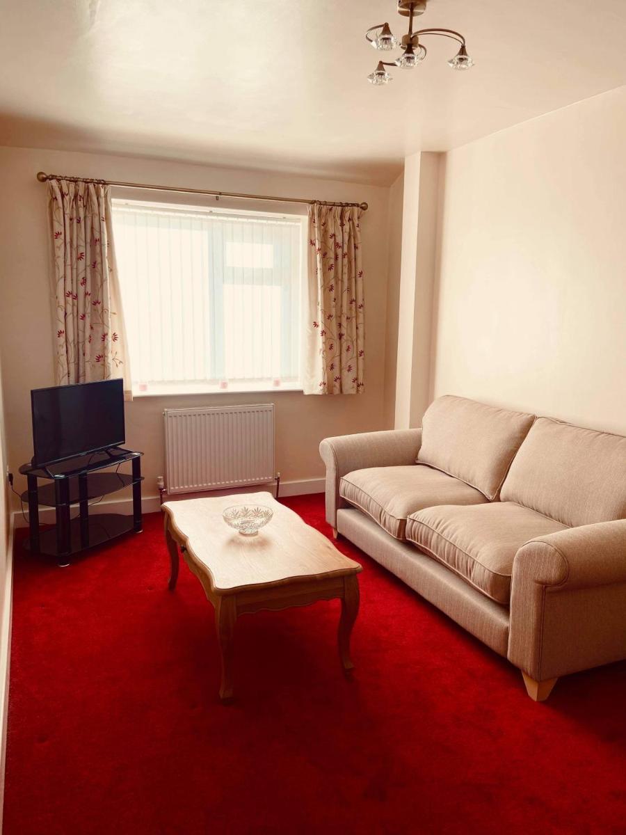Large 4 bedroom home in Boston Spa village In-between York, Harrogate and Leeds, Sleeps 9 - Housity