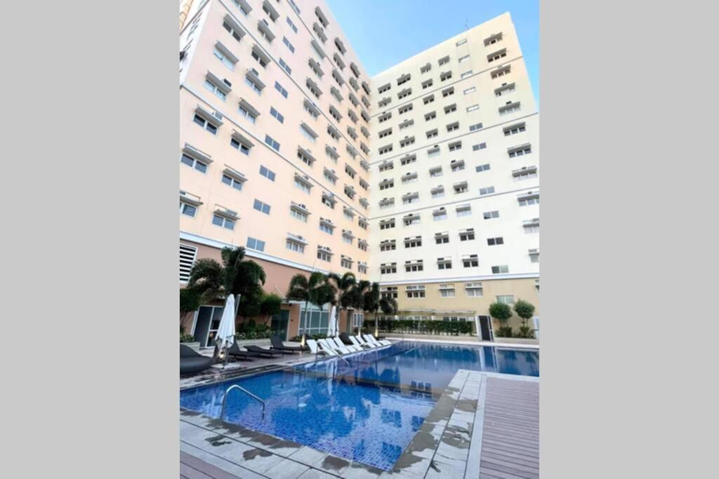 Cozy Studio Type Condo with Pool - Housity