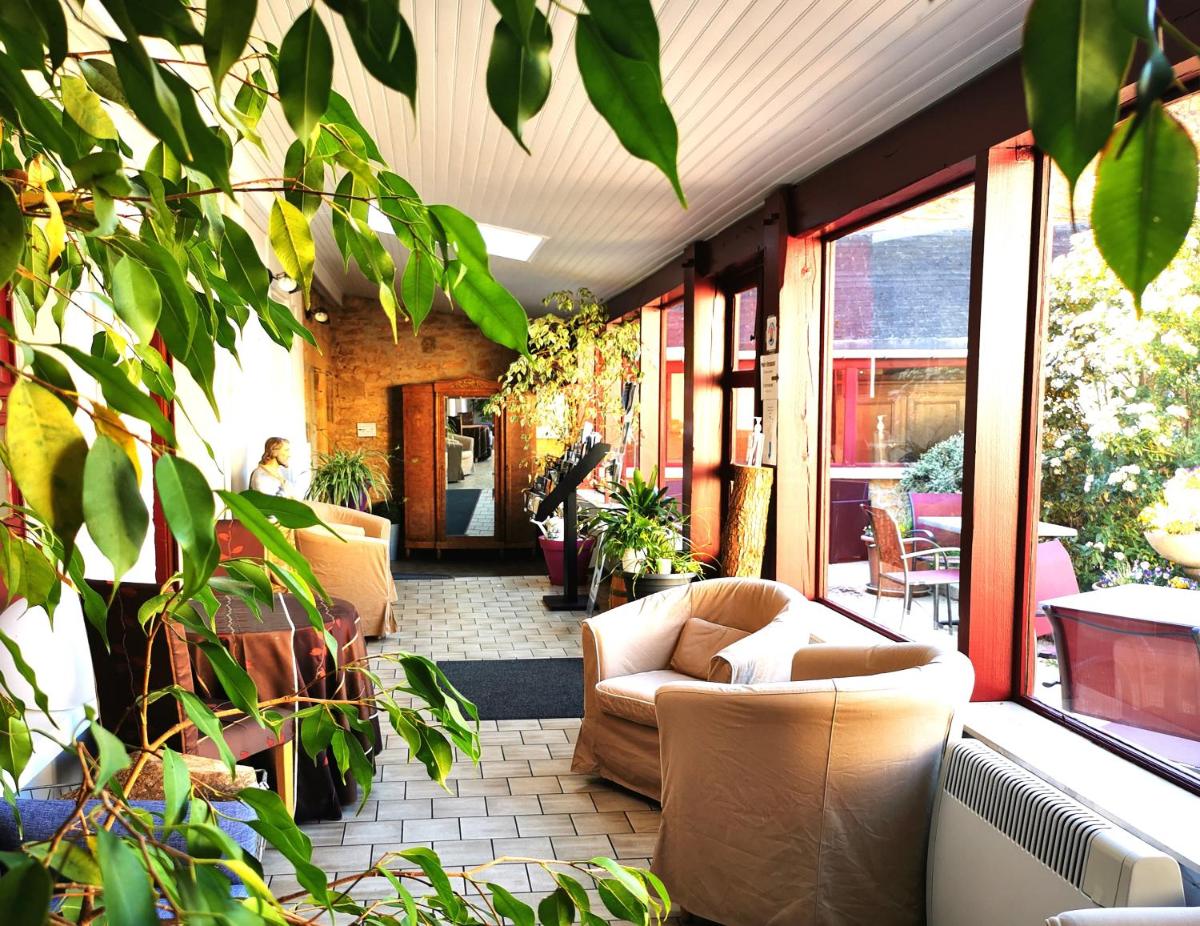 Logis Hôtel-Restaurant La Sapinière - Housity