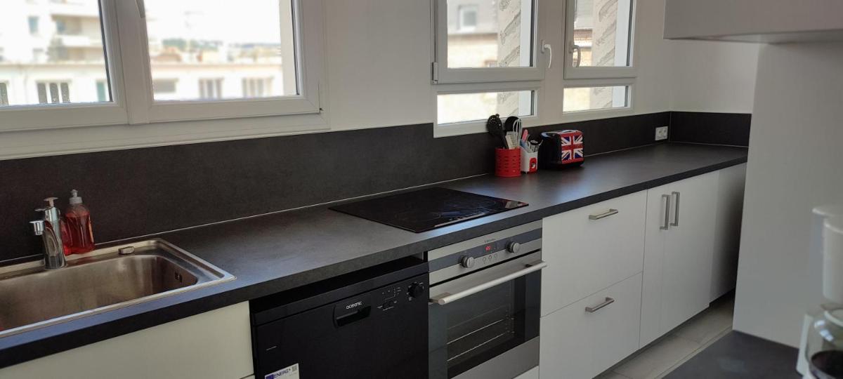 Appartement Rénové, 100 m de la gare, 83 m2, 5 Pers, Confortable et Lumineux - Hizvo