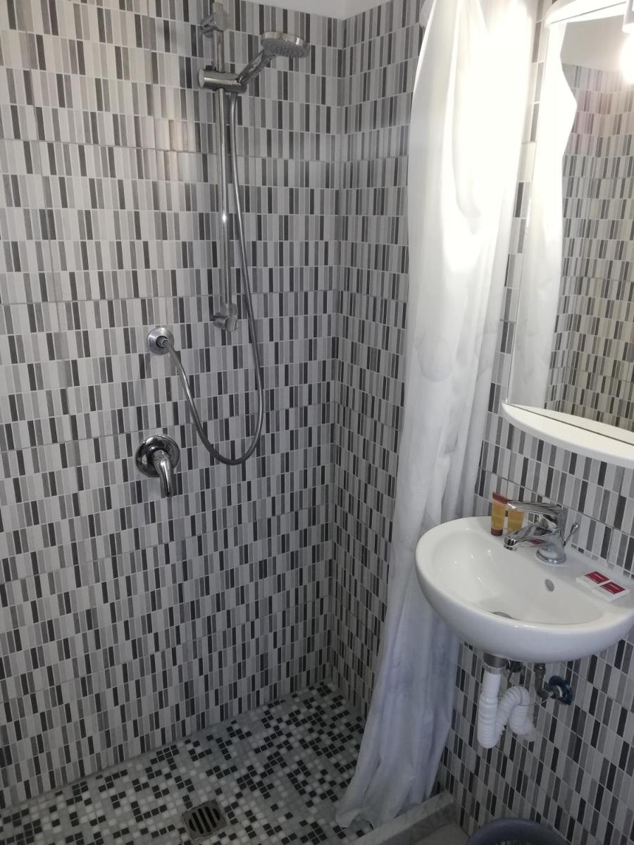 Hotel One Via Roma, 82 - Housity