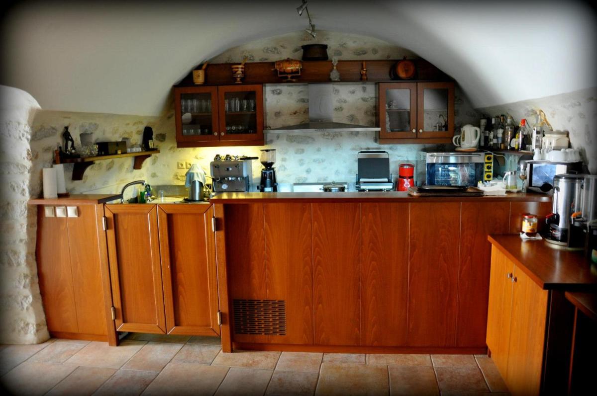 Petrounis Hotel - Housity