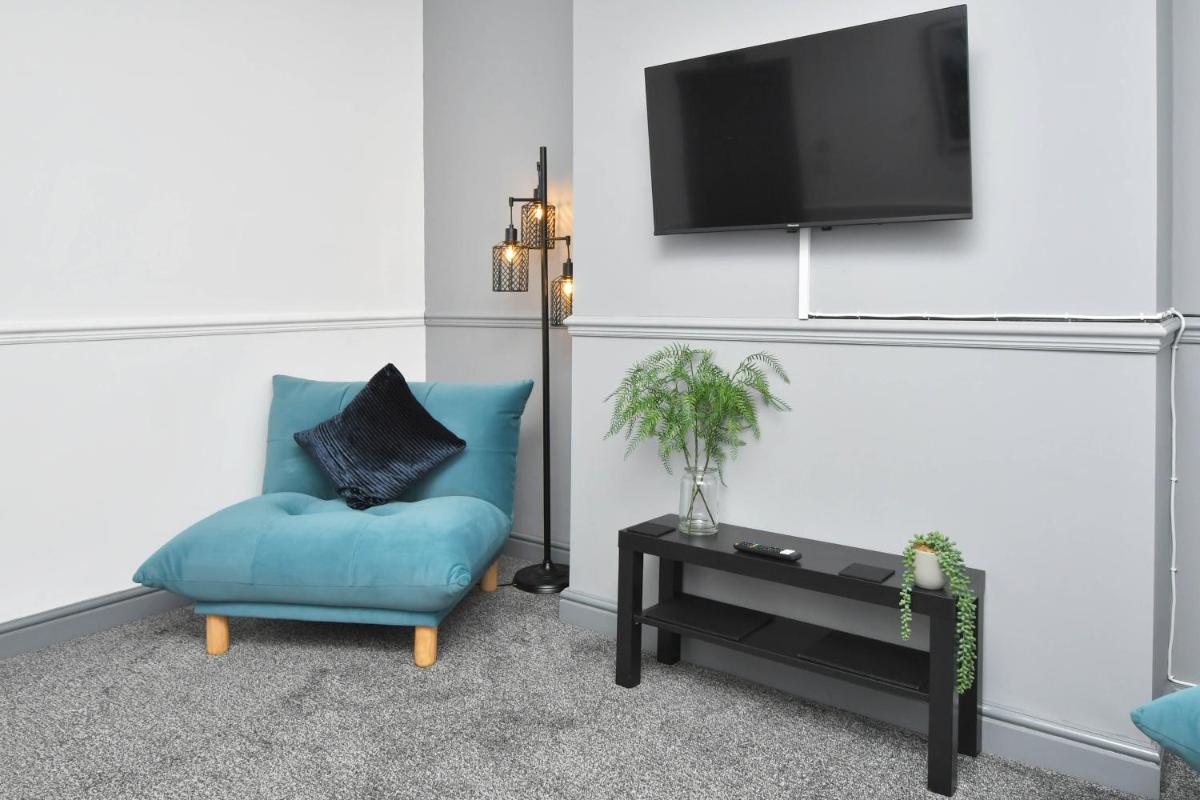 King's Retreat by YourStays - 4 Bedroom House in Stoke-on-Trent - Housity