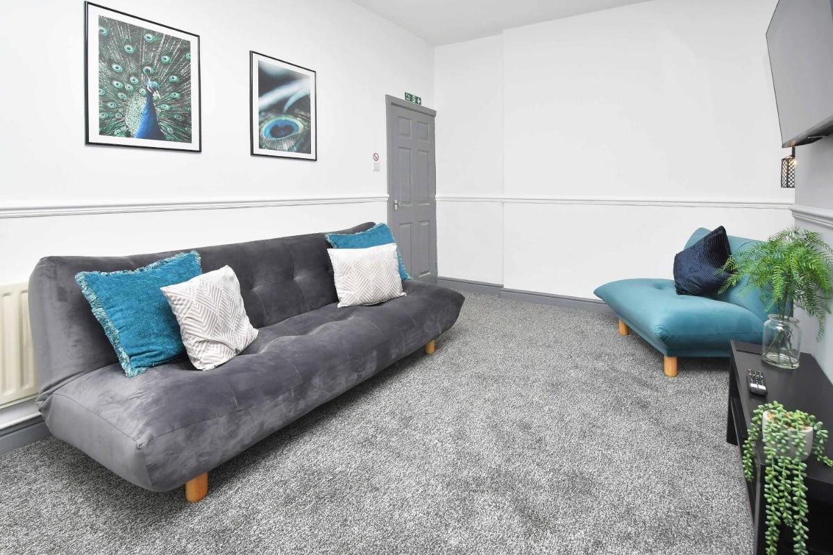 King's Retreat by YourStays - 4 Bedroom House in Stoke-on-Trent - Housity