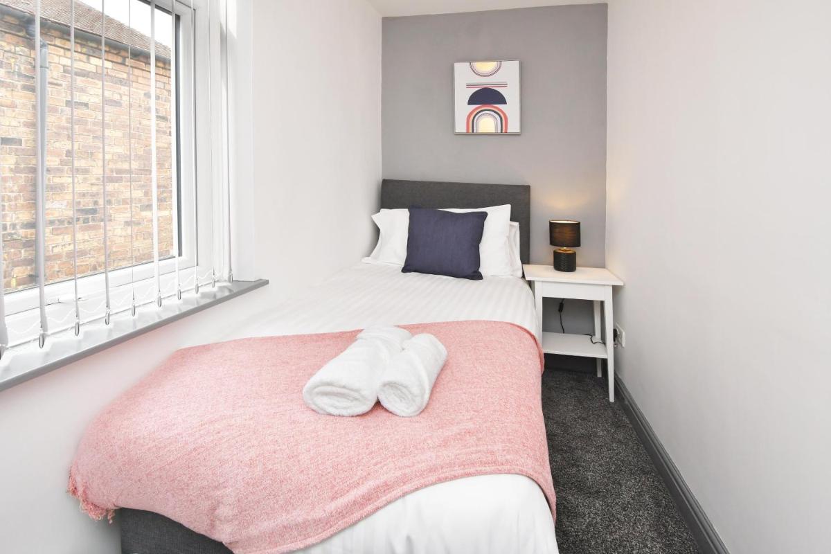 King's Retreat by YourStays - 4 Bedroom House in Stoke-on-Trent - Housity