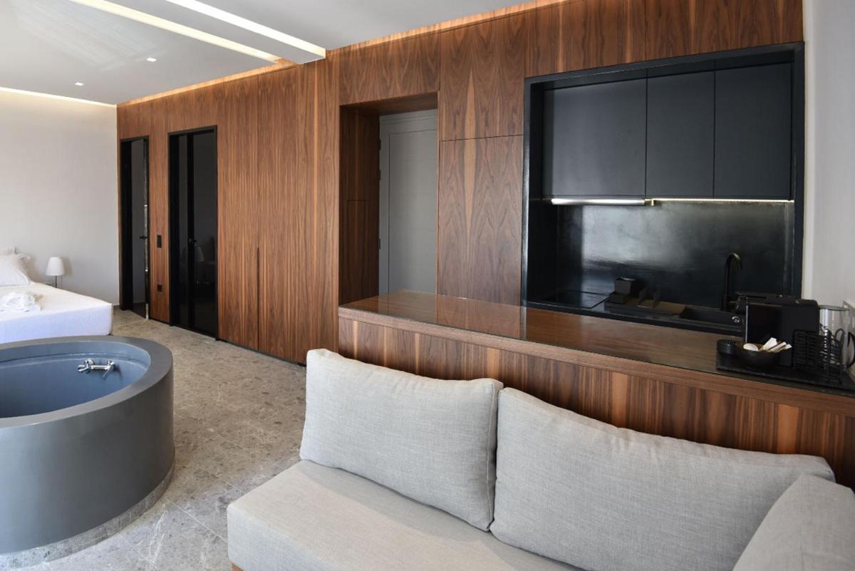 Rose n Stone, Queen, Luxury Houses - Housity