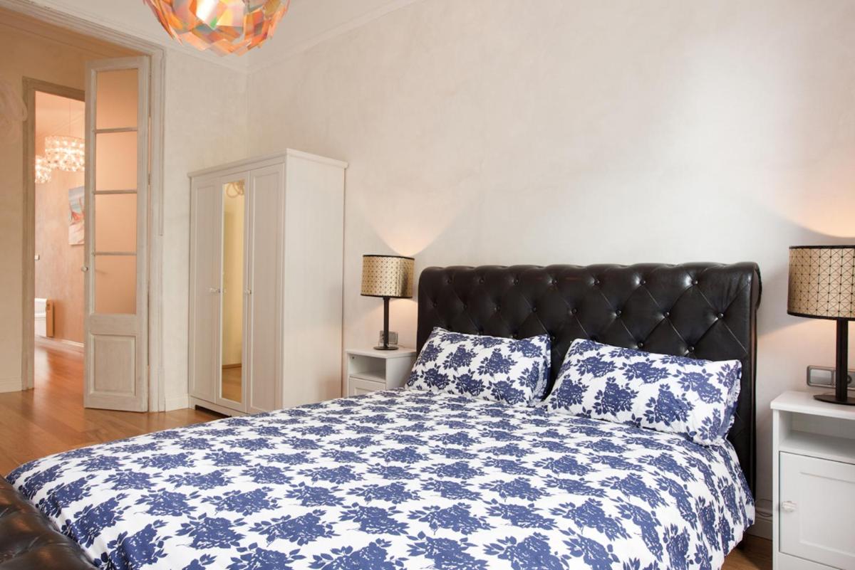 LUXURY BARCELONA CENTRAL CITY COSY 3 BEDROOM APARTMENT WITH PRIVATE TERRACE - Hizvo