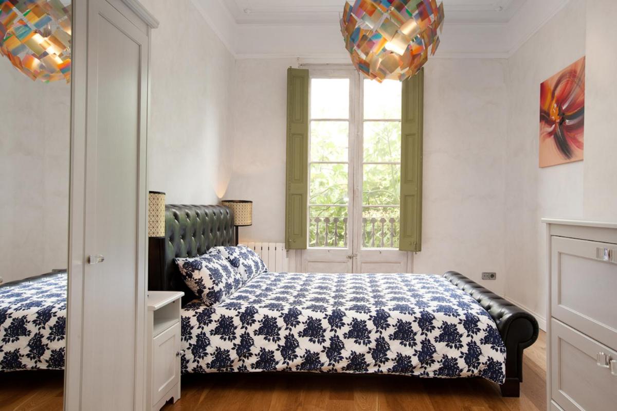 LUXURY BARCELONA CENTRAL CITY COSY 3 BEDROOM APARTMENT WITH PRIVATE TERRACE - Hizvo