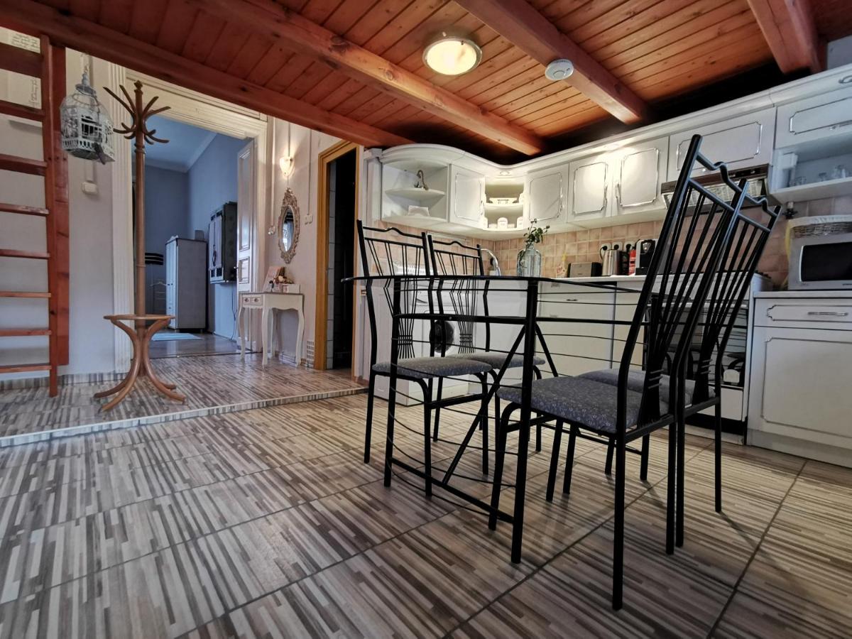 Belvárosi Vintage Apartman a sétálóutcán - Housity