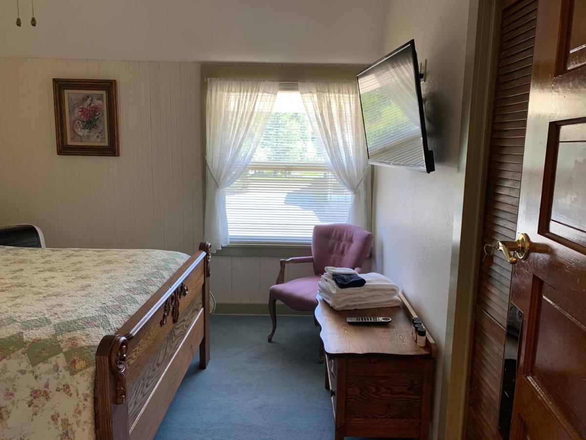 Mount Shasta Ranch Bed and Breakfast - Housity