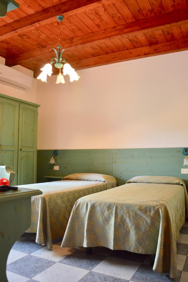Hotel Golfo del Leone - Housity