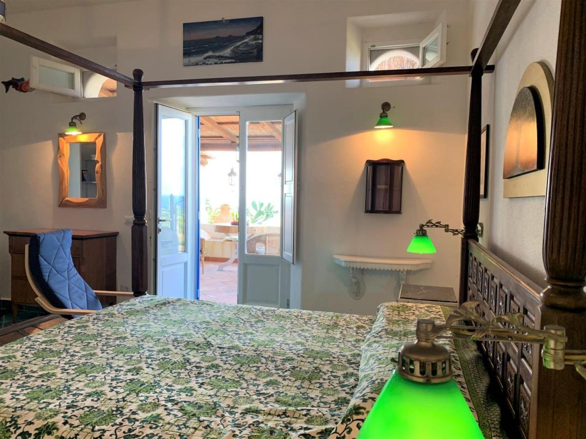 La Resilienza - Villetta Eoliana sul mare, in centro a Malfa - Housity