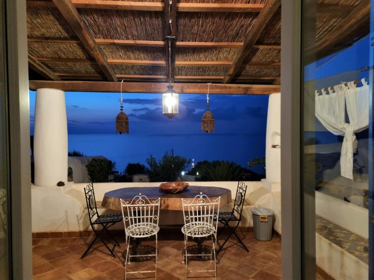 La Resilienza - Villetta Eoliana sul mare, in centro a Malfa - Housity