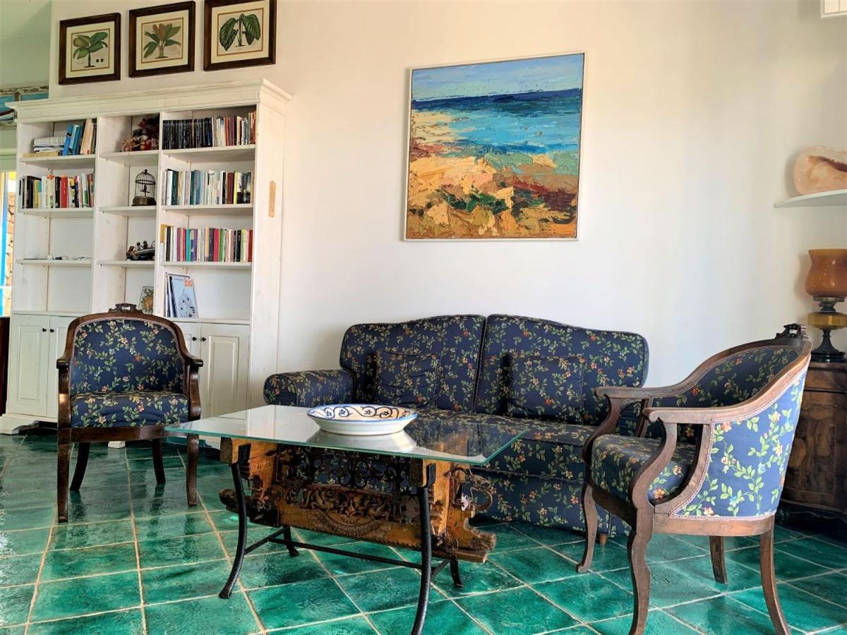 La Resilienza - Villetta Eoliana sul mare, in centro a Malfa - Housity