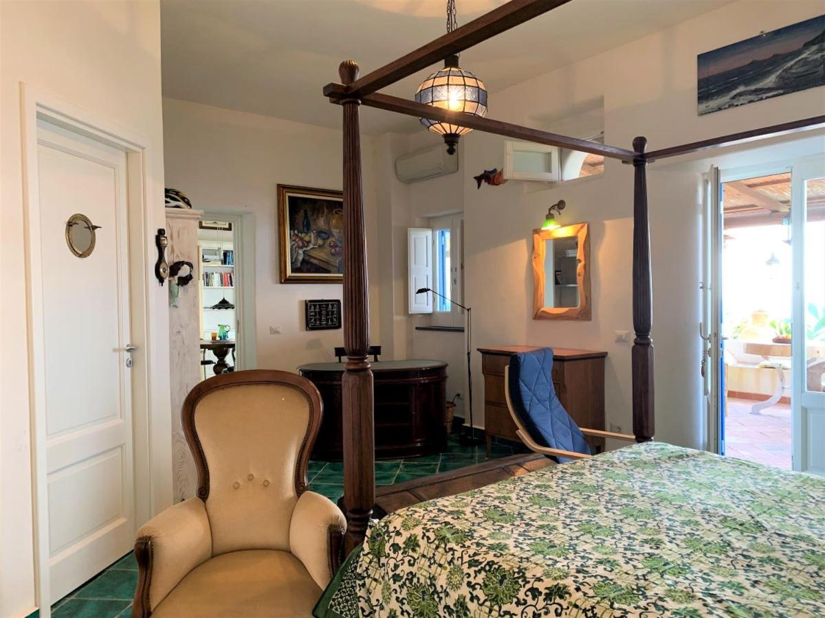 La Resilienza - Villetta Eoliana sul mare, in centro a Malfa - Housity