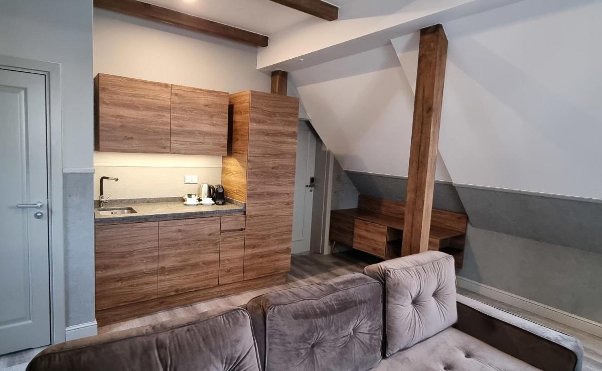 STARY RYNEK Old Market Square PREMIUM Apartments & Restaurant Ratuszova AD 1954 room service & mini bar - Housity