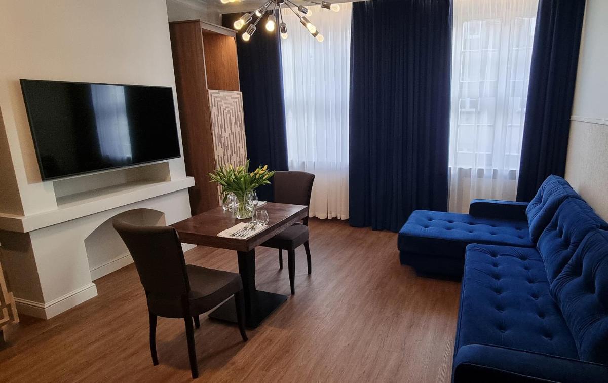 STARY RYNEK Old Market Square PREMIUM Apartments &amp; Restaurant Ratuszova AD 1954 room service &amp; mini bar - Housity