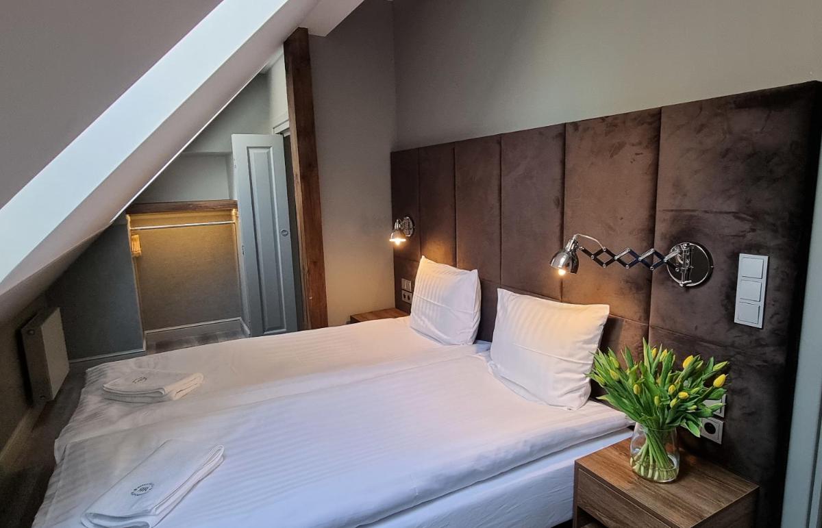 STARY RYNEK Old Market Square PREMIUM Apartments & Restaurant Ratuszova AD 1954 room service & mini bar - Housity