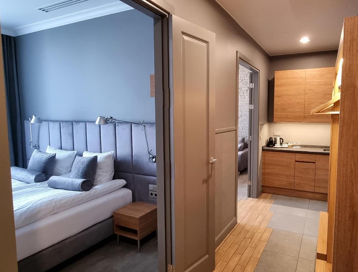 STARY RYNEK Old Market Square PREMIUM Apartments & Restaurant Ratuszova AD 1954 room service & mini bar - Housity