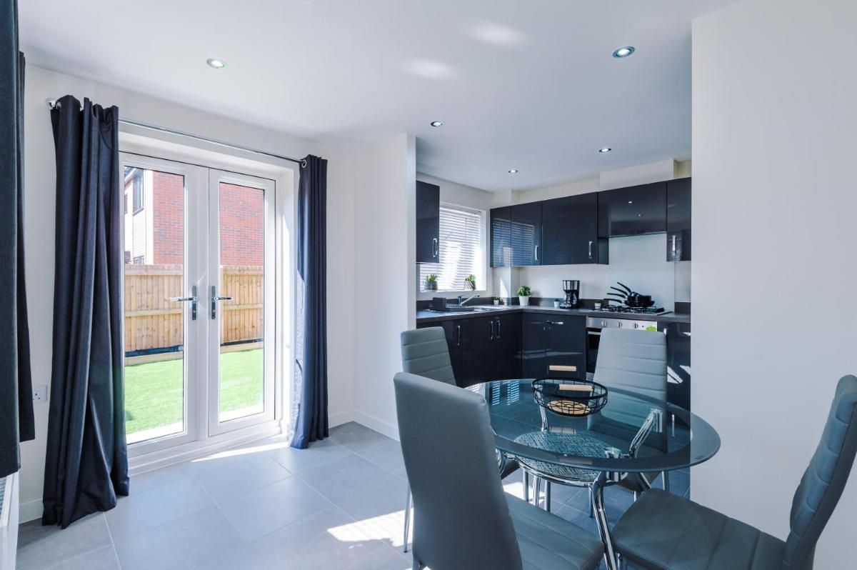 Vidale Court, 3 Bedroom House with River Irwell view, sleeps 6 - Housity
