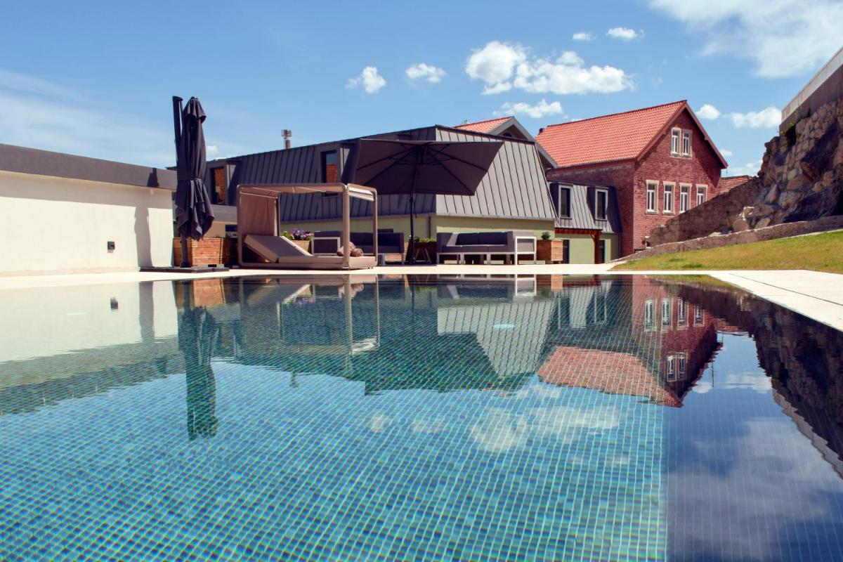 uma piscina em frente a uma casa em Pena D'Água Boutique Hotel & Villas na Covilhã