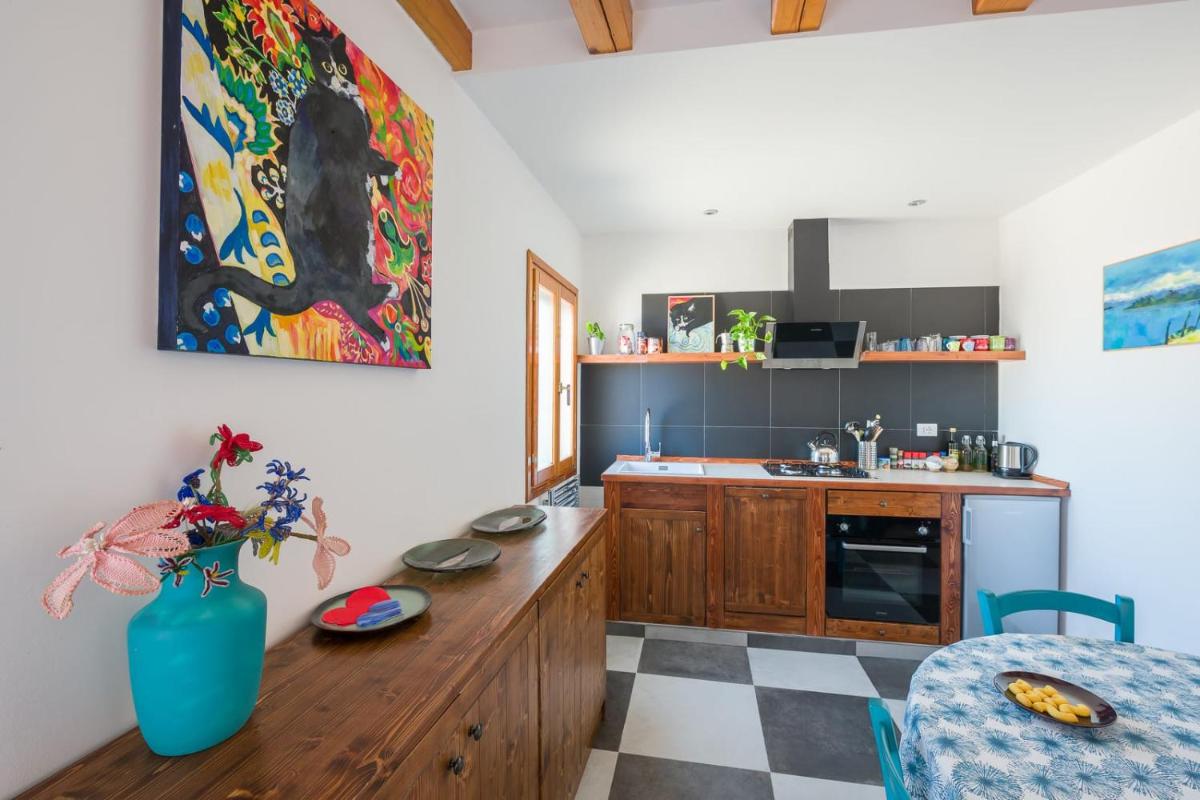 Night Galleria holiday home - bed & art in Burano - the pink house - Housity
