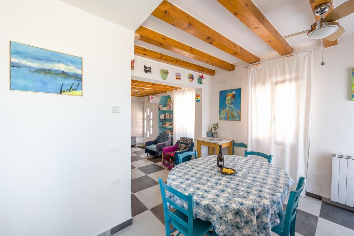 Night Galleria holiday home - bed & art in Burano - the pink house - Housity