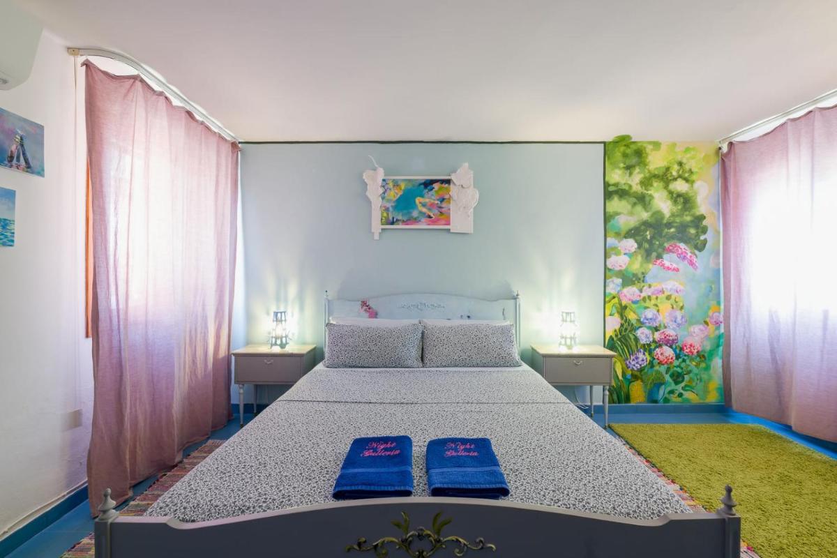 Night Galleria holiday home - bed & art in Burano - the pink house - Housity