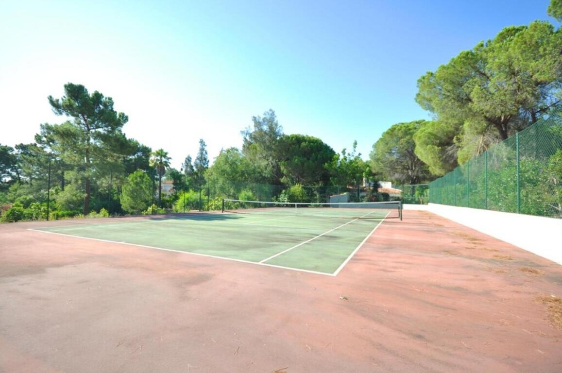 Fantastic vacation getaway, Private Tennis Court Golf Practice Facility - Housity