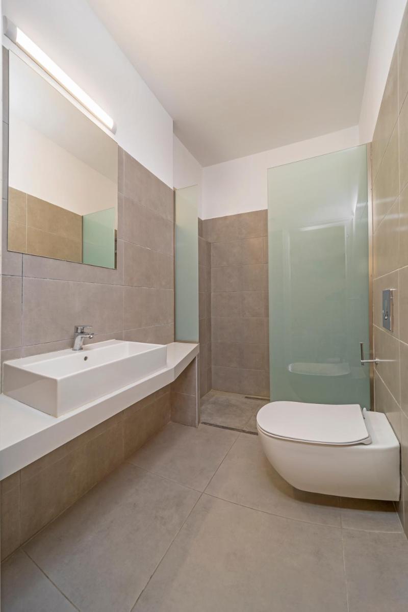 Blue Roses - Housity