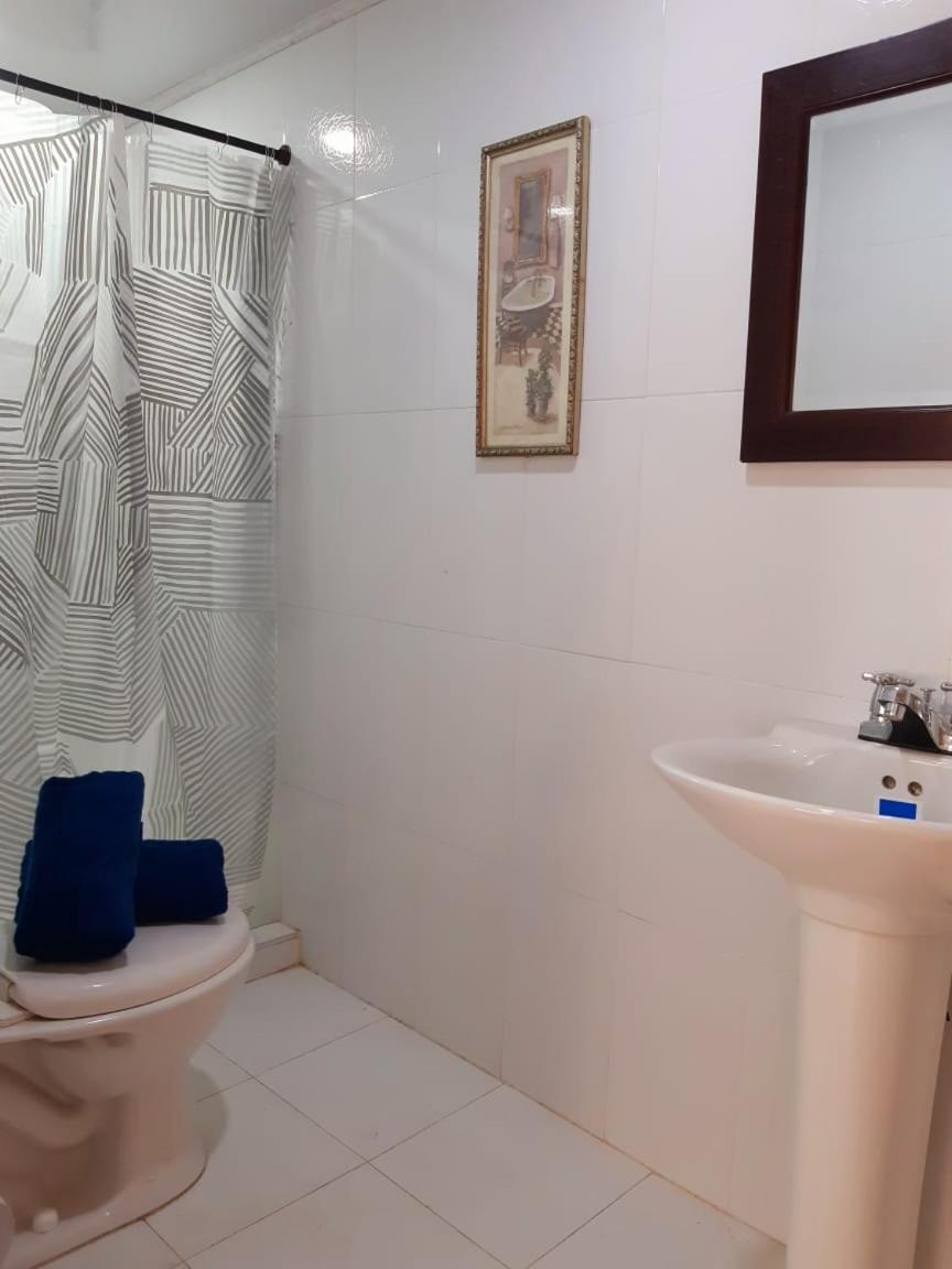Suitetrails - JOEBI'S HOUSE walking distance to Rocky Cay beach ideal for families or groups