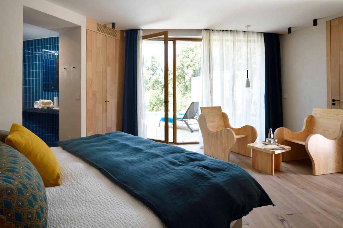 Un ou plusieurs lits dans un hébergement de l'établissement A SPERANZA Suites avec piscine privative chauffée